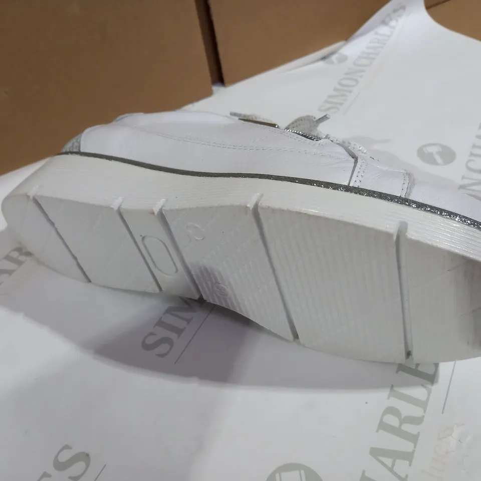MODA WHITE  TRAINERS SIZE 5