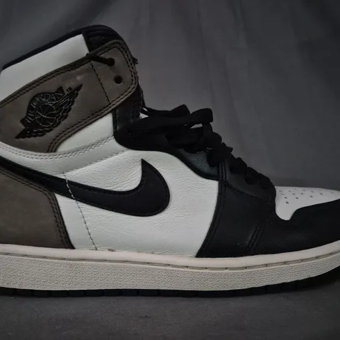 BOXED PAIR OF NIKE AIR JORDAN 1 RETRO HIGH OG SHOES IN BLACK/WHITE/BROWN UK SIZE 8.5