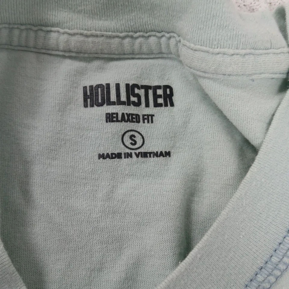 HOLLISTER RELAXED FIT T-SHIRT – LIGHT BLUE – SIZE S