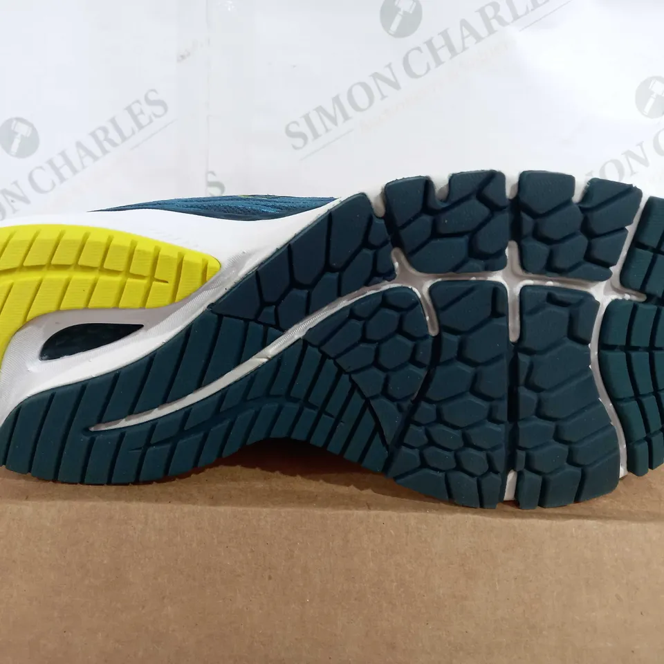 BOXED PAIR OF NEW BALANCE FRESHFOAM X 860 LACE UP TRAINERS IN SEA GREEN/LIME GREEN/ WHITE - UK 8.5