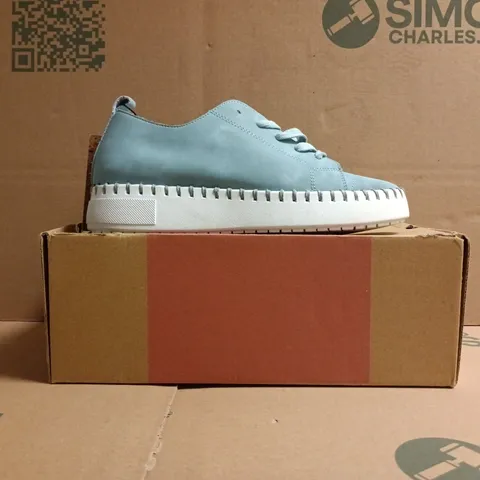 BOXED PAIR OF HEAVENLY FEET SHOES IN BLUE SIZE EU 38