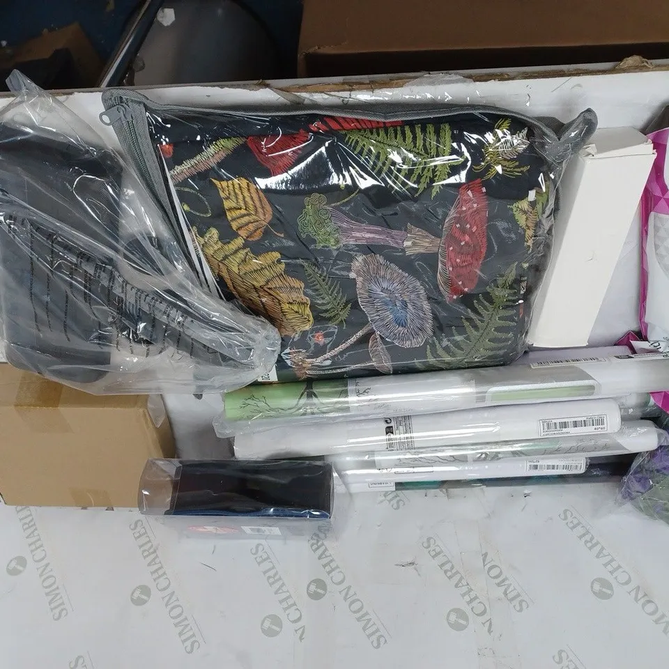 LOT OF APPROX. 20 ASSORTED HOUSEHOLD ITEMS TO INCLUDE BIN BAGS, BLANKETS AND WALL COVERINGS