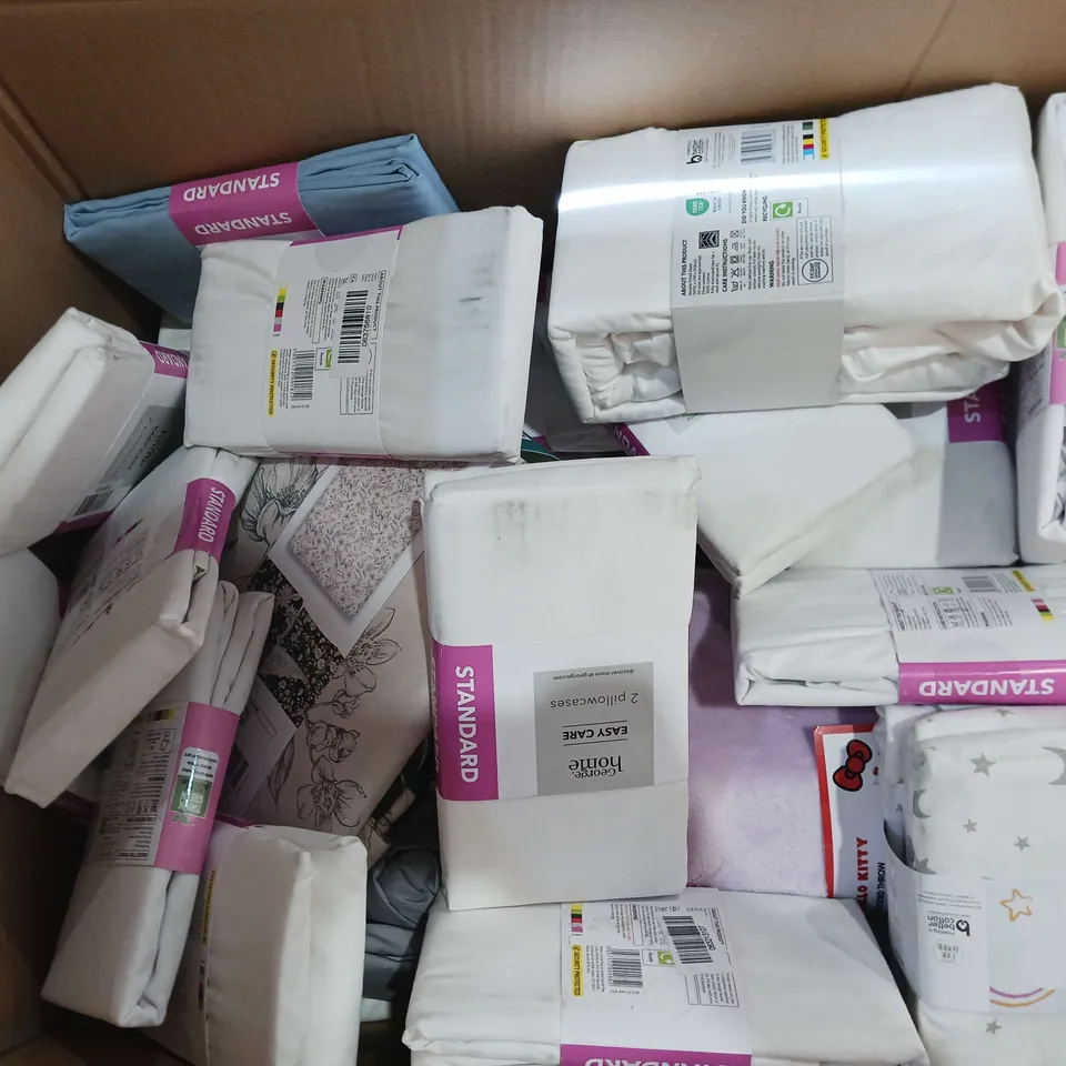 BOX OF APPROXIMATELY 12 ASSORTED BEDDING AND SOFT FURNISHING ITEMS TO INCLUDE - DUVET SETS, PILLOWCASES, AND FITTED SHEETS ETC. 