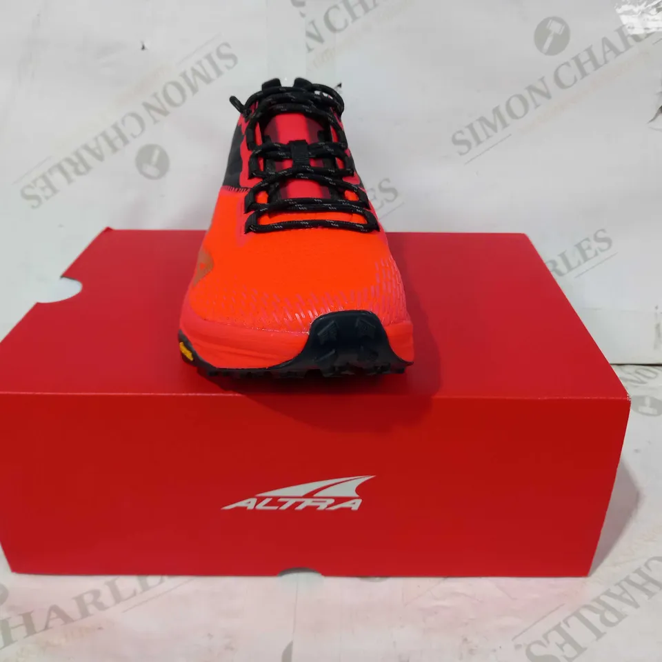 BOXED PAIR OF ALTRA TRAINERS IN RED/BLACK UK SIZE 5