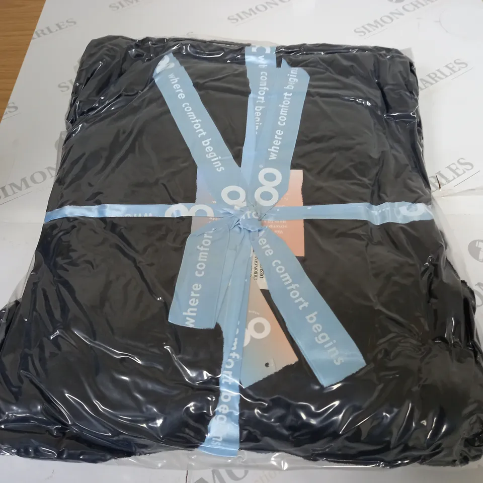 OODIE OVERSIZED WEARABLE BLANKET IN BLACK