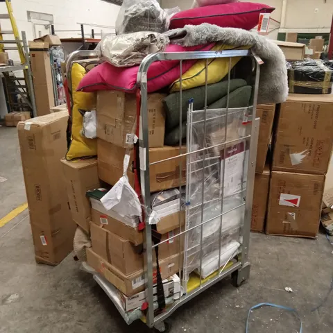 CAGE OF ASSORTED HOUSEHOLD GOODS AND PRODUCTS TO INCLUDE; CUSHIONS, LIGHTING PRODUCTS, BEDDING ETC
