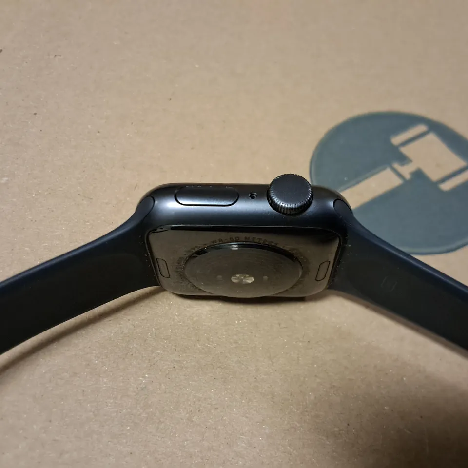 UNBOXED APPLE WATCH SE 40MM WITH DARK GREY STRAP