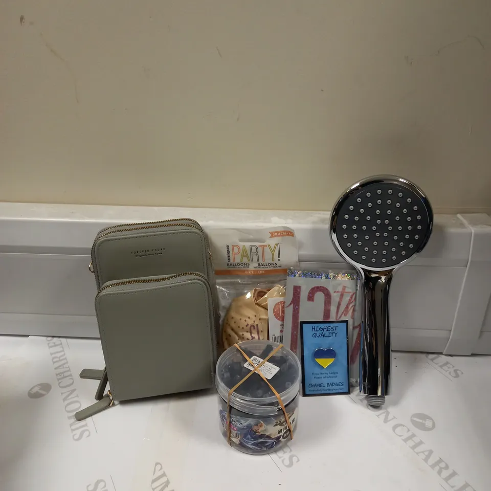LOT OF APPROX 20 HOUSEHOLD ITEMS TO INCLUDE A SHOWER HEAD, 13TH BIRTHDAY BALOONS AND A PURSE 