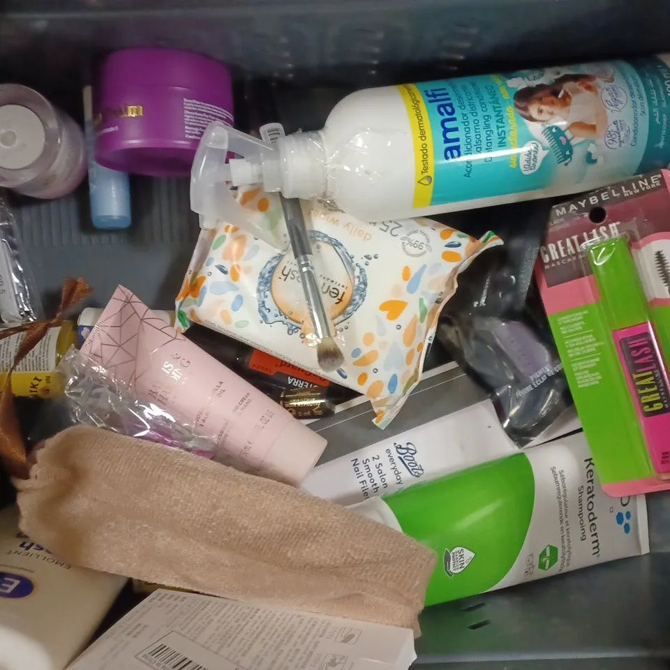 BOX OF APPROXIMATELY 20 ASSORTED COSMETIC ITEMS TO INCLUDE CIATÉ, REVOLUTION, BEAUTY CONCEPTS, FAITH IN NATURE, ETC