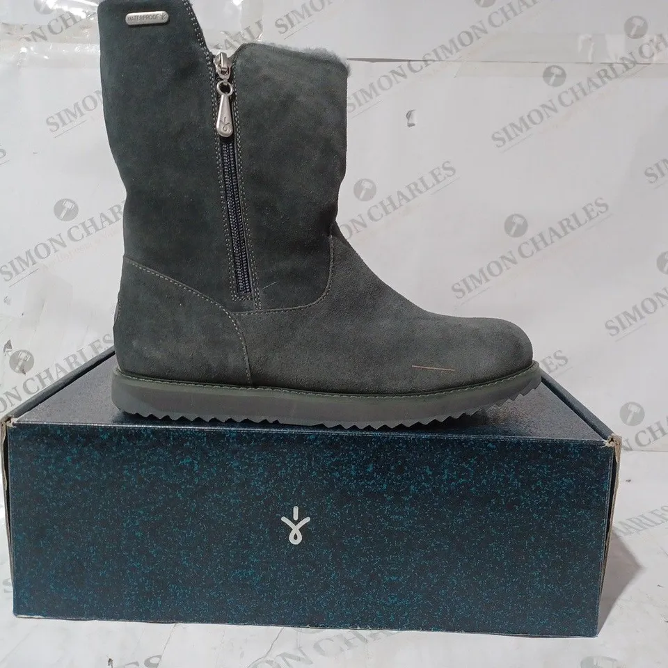 BOXED PAIR OF EMU AUSTRALIA ALL WEATHER GRAVELLY WATERPROOF SHEEPSKIN BOOTS IN GREY SIZE 6
