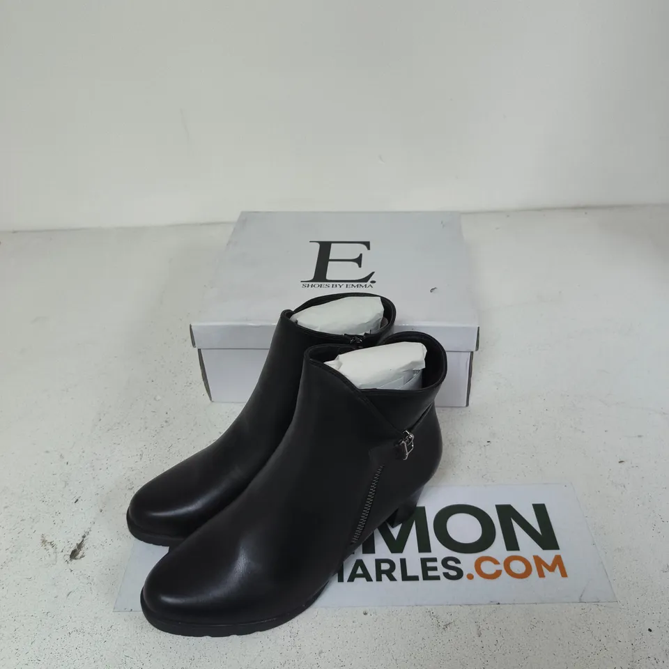 E. SHOES BY EMMA AMY ANKLE BOOTS – BLACK PU, UK 8