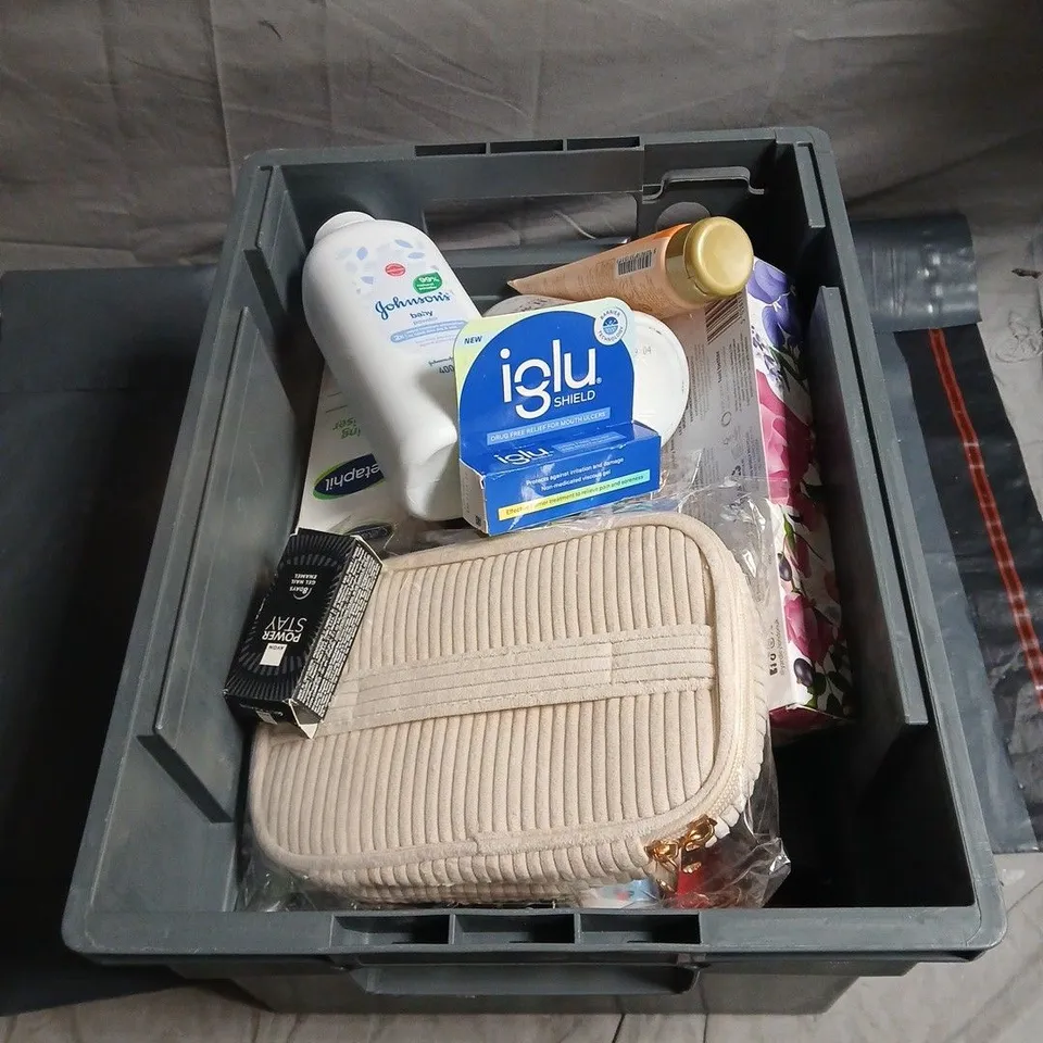 APPROXIMATELY 15 ASSORTED COSMETIC ITEMS TO INCLUDE BABY POWDER, BAYLIS AND HARDING HANDWASH, IGLU SHIELD, AVON POWER STAY, AVON BODY CREAM ETC