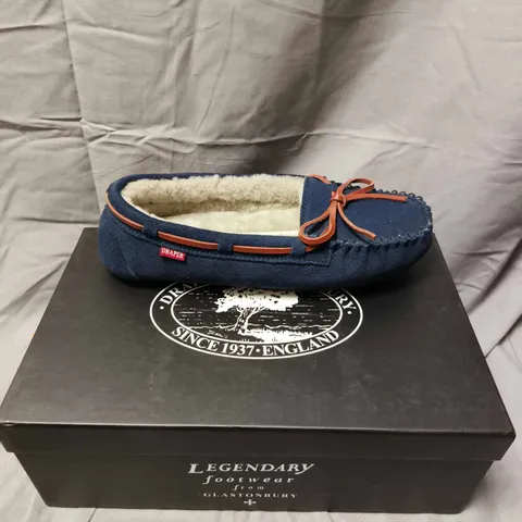 BOXED PAIR OF DRAPER GLASTONBURY NAVY SUEDE MOCCASIN SLIPPERS WITH SHEARLING LINING, UK 7