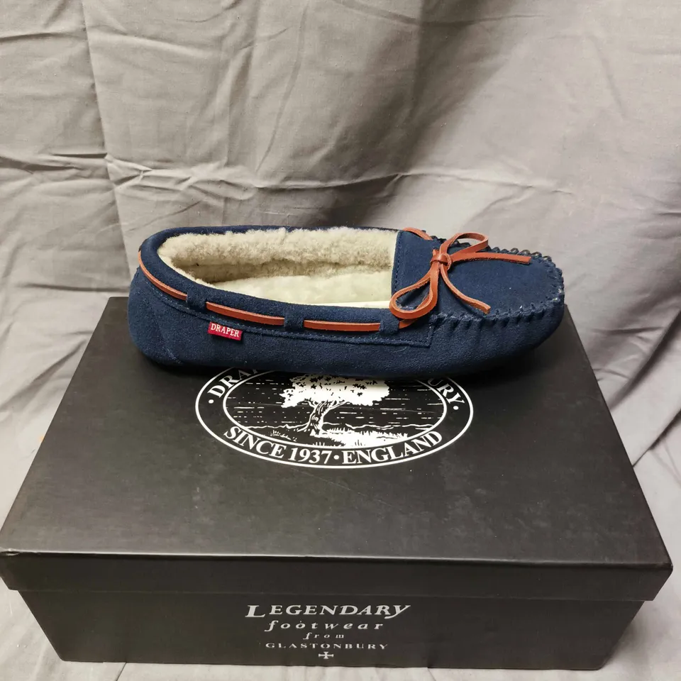 BOXED PAIR OF DRAPER GLASTONBURY NAVY SUEDE MOCCASIN SLIPPERS WITH SHEARLING LINING, UK 7