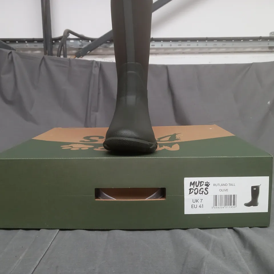 BOXED PAIR OF MUD DOGS WELLINGTON BOOTS IN OLIVE UK SIZE 7