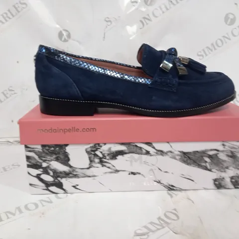 PAIR OF MODA IN PELLE ENLEENA WIDE SUEDE LOAFERS IN NAVY SIZE 30