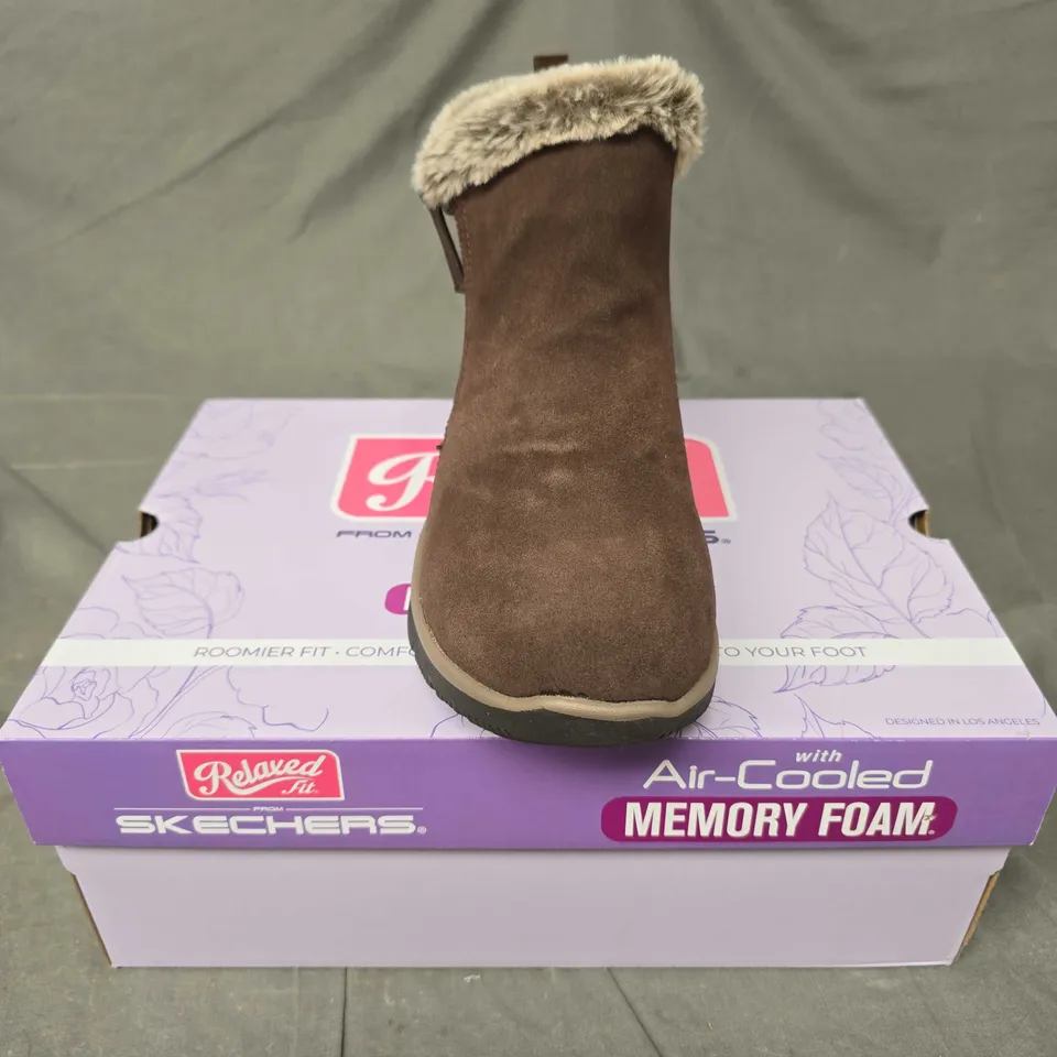 BOXED PAIR OF SKECHERS RELAXED FIT WOMENS BOOTS IN CHOCOLATE - 7