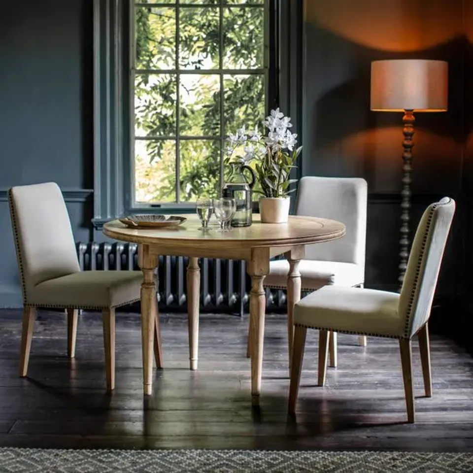 BOXED CHESTER 4 SEATER ROUND DINING TABLE, SOLID OAK (1 BOX)
