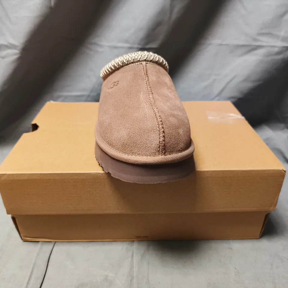 BOXED PAIR OF UGG K TAZZ SHOES IN TAUPE SIZE UK 5