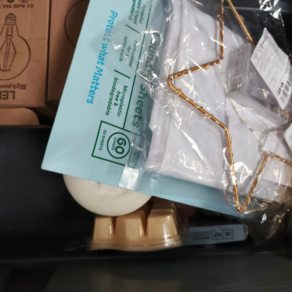 APPROXIMATELY 10 ASSORTED HOUSEHOLD ITEMS TO INCLUDE TUSCAN ZEST SCENTED CANDLE, ETC