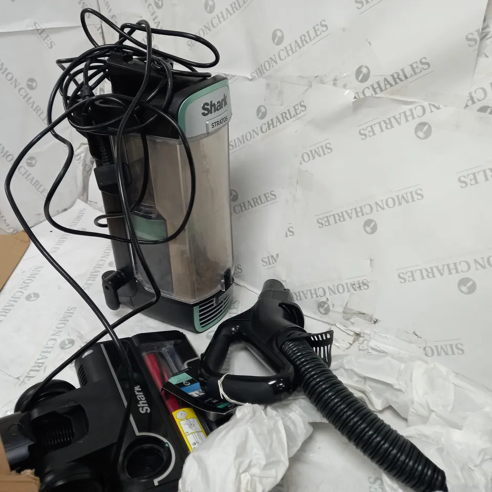 BOXED SHARK STRATOS UPRIGHT VACUUM CLEANER WITH PET-TOOL & CAR KIT NZ860UK