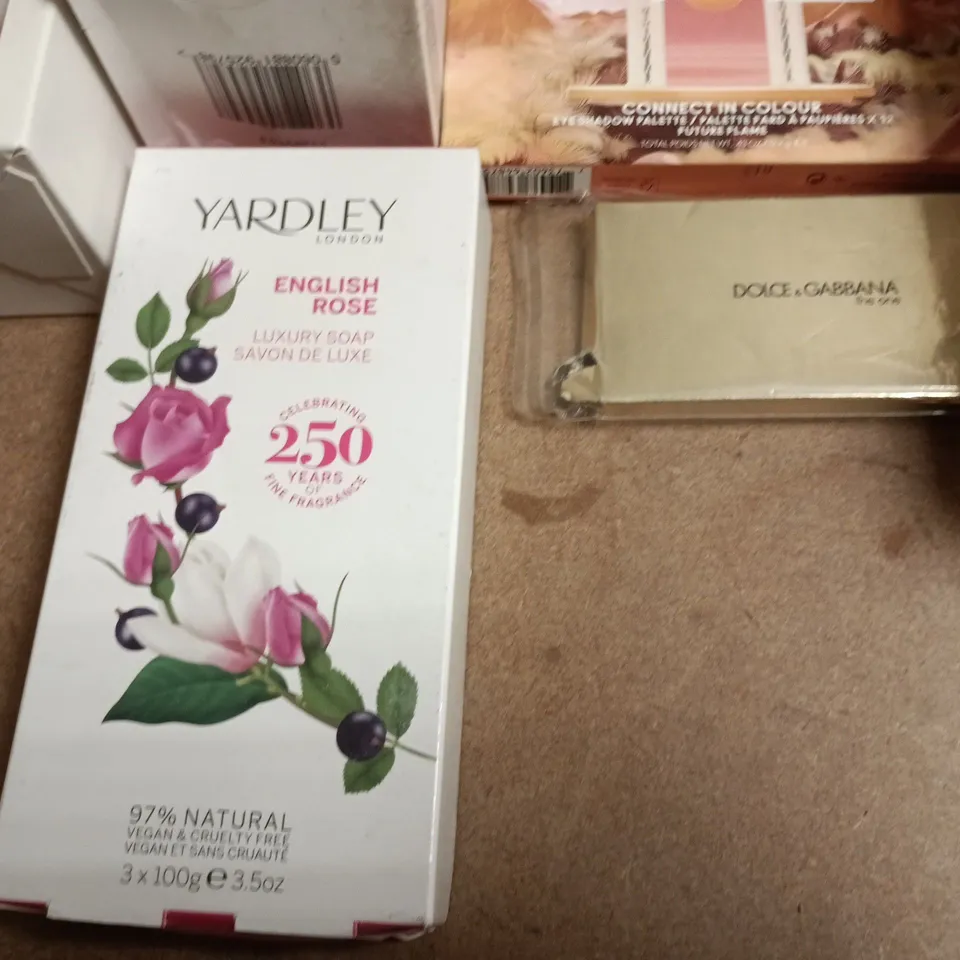 APPROXIMATELY 29 ASSORTED HEALTH & BEAUTY: TO INCLUDE; YARDLEY, CHARLIE, DOLCE AND GABBANA, MAC AND ELIZABETH ARDEN
