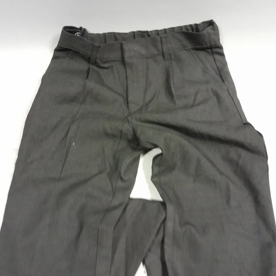 APPROXIMATELY 15 ASSORTED CLOTHING PRODUCTS IN VARIOUS STYLES & SIZES	