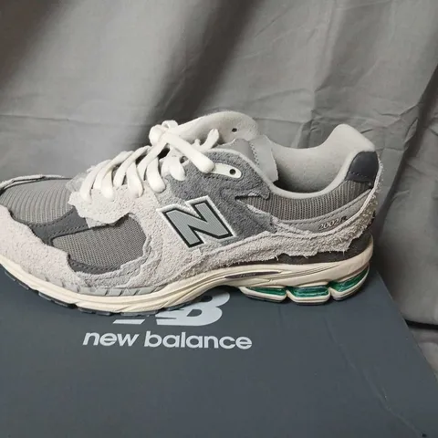 NEW BALANCE M2002RDA MEN'S SNEAKERS – RAIN CLOUD, UK 9.5 (US 10.5) – BOXED
