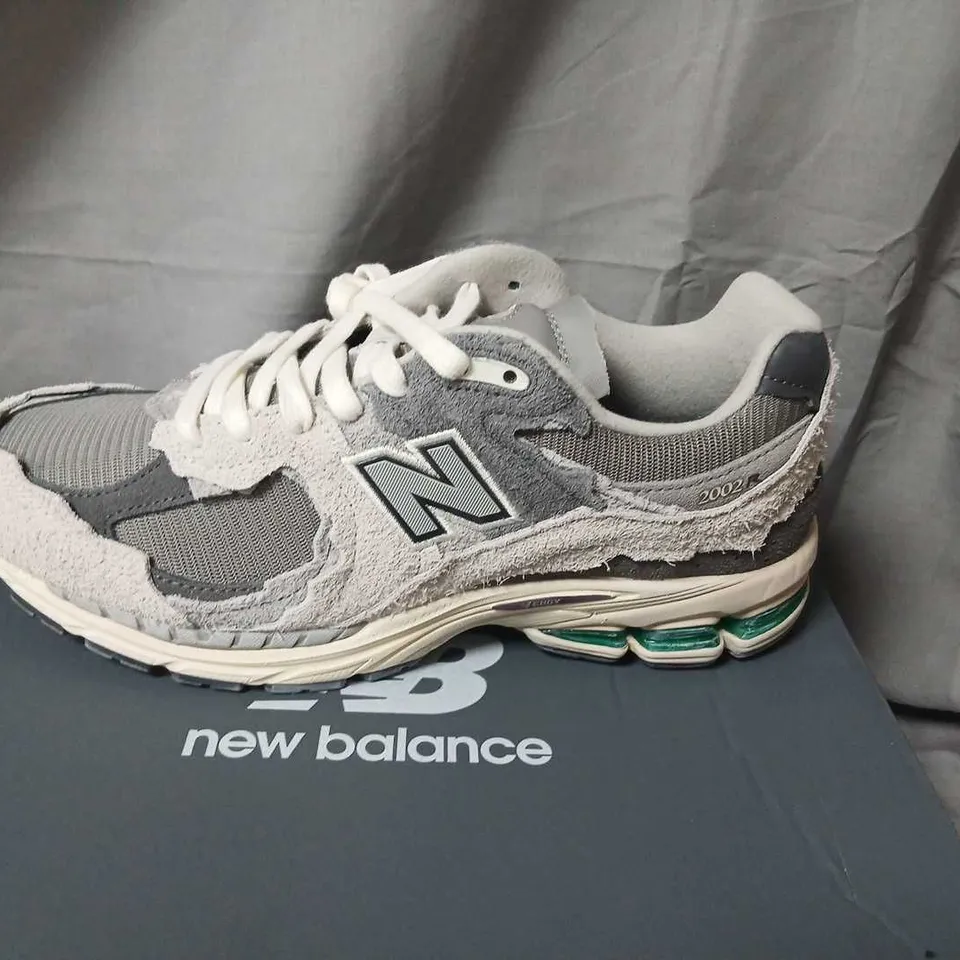 NEW BALANCE M2002RDA MEN'S SNEAKERS – RAIN CLOUD, UK 9.5 (US 10.5) – BOXED