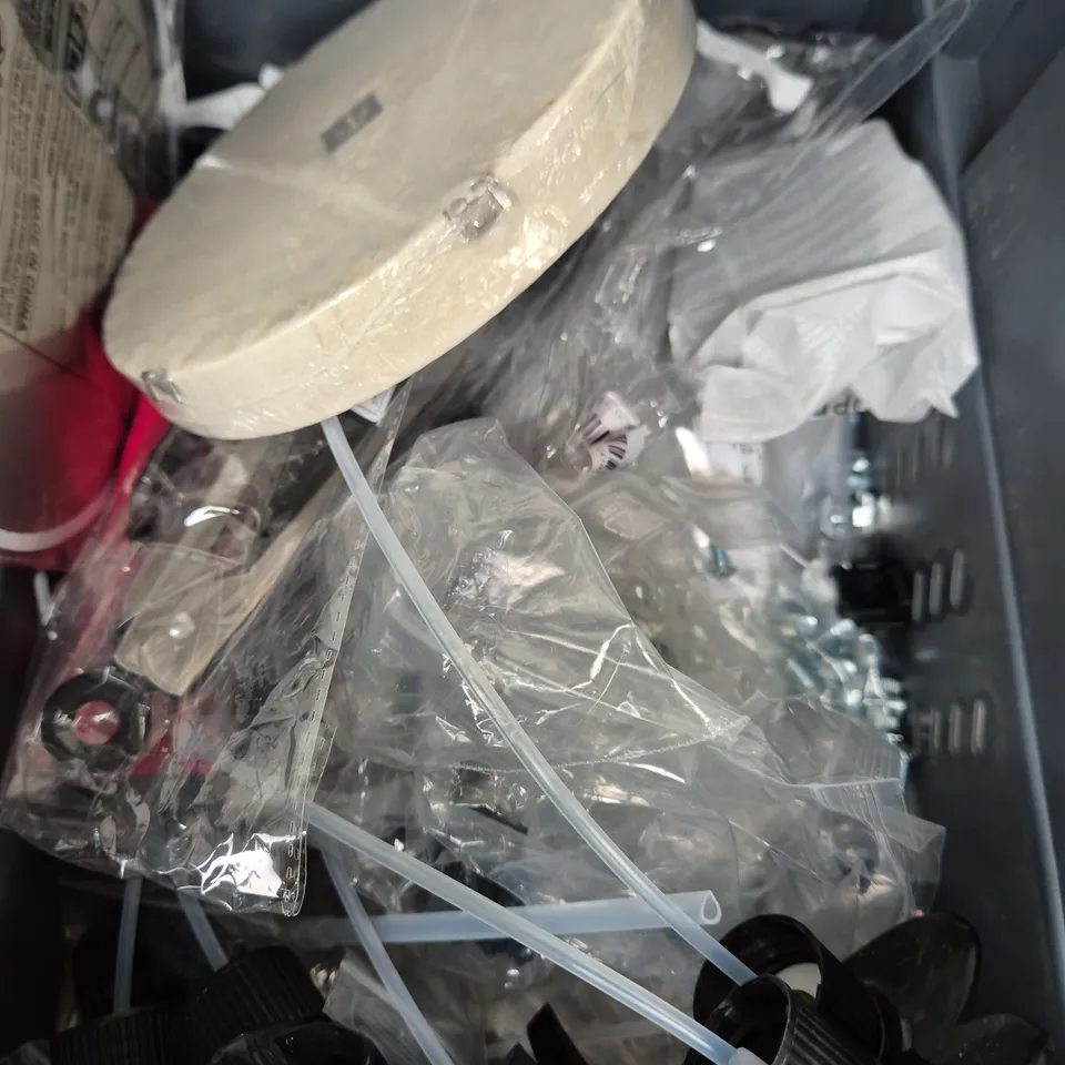 APPROXIMATELY 15 ASSORTED HOUSEHOLD ITEMS TO INCLUDE FAUX FLOWERS, SPRAY NOZZLE, GIFT BAGS ETC