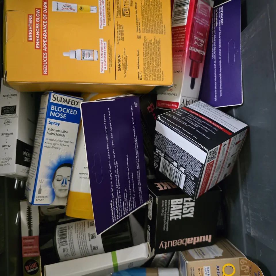 APPROXIMATELY 15 ASSORTED HEALTH & BEAUTY PRODUCTS TO INCLUDE VITAMIN C DUO, CAFFEINE EYE CREAM, NIVEA Q10 ETC