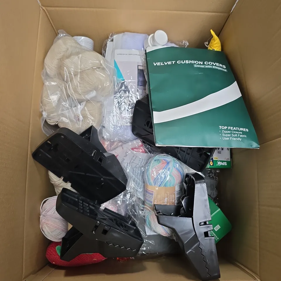BOX OF ASSORTED HOME ITEMS TO INCLUDE - MOUSE TRAPS - WOOL - CUSHION COVERS 