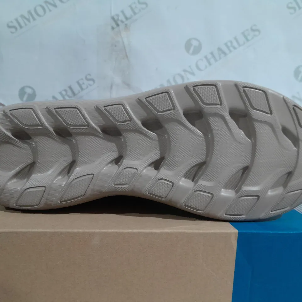 BOXED PAIR OF SKETCHERS ON THE GO WINTER FLING BOOTS UK SIZE 5