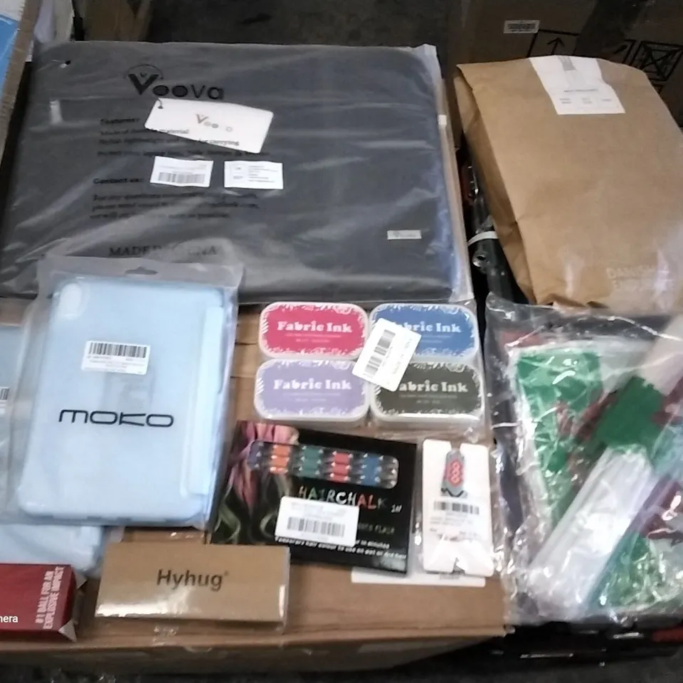 PALLET OF ASSORTED ITEMS INCLUDING VOOVA LAPTOP BAG, FABRIC INK, SHANKER GOLF BALLS, WELSH FLAGS, MENS BIB SHORTS, HAIR CHALK