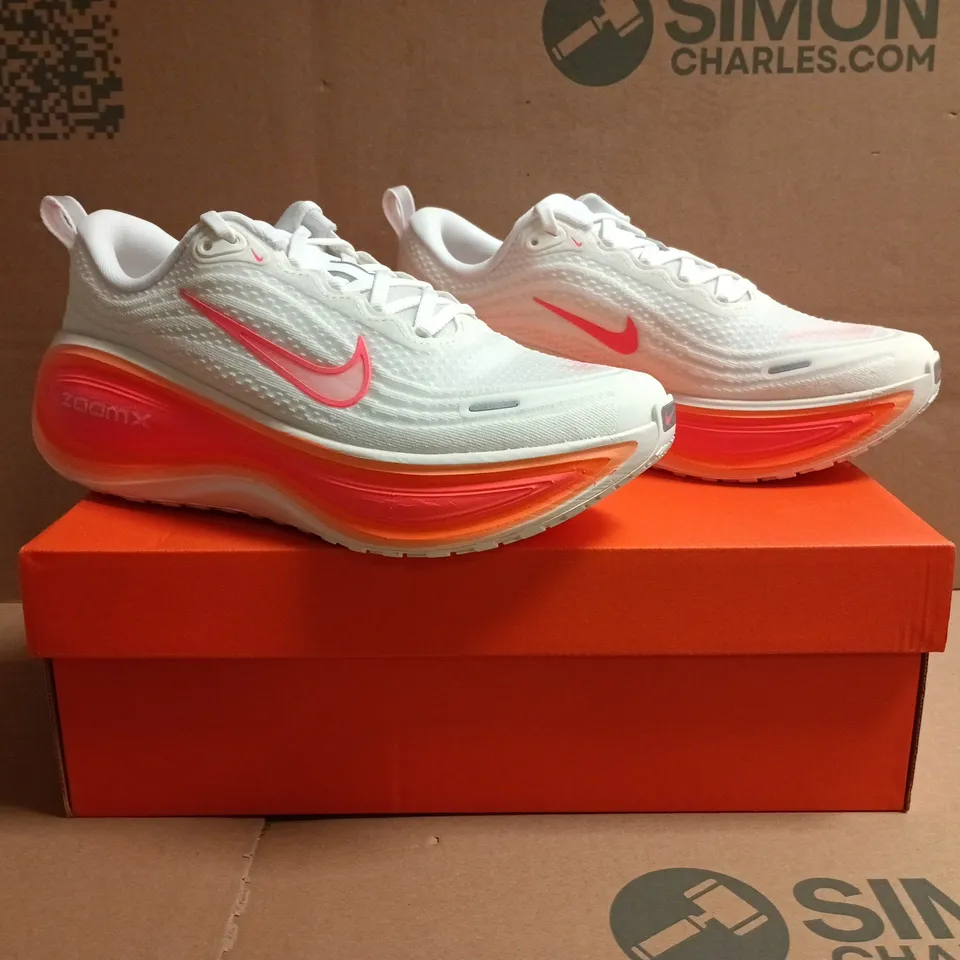 BOXED PAIR OF NIKE WOMEN'S VOMERO PLUS TRAINERS IN SAIL/HOT LAVA/WHITE SIZE UK 6