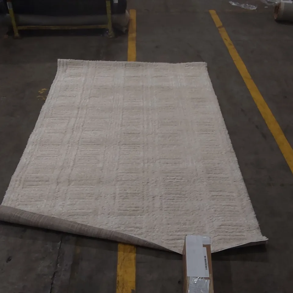 QUALITY DESIGNER FLUFFY RUG - APPROXIMATELY 225 x 157cm