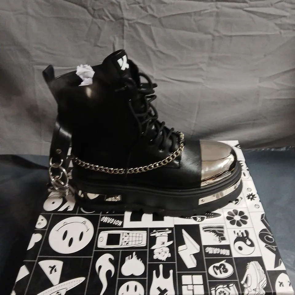 KOI BORIN BLACK LEATHER COMBAT BOOTS WITH CHROME TOE CAPS AND CHAIN DETAIL, SIZE 7