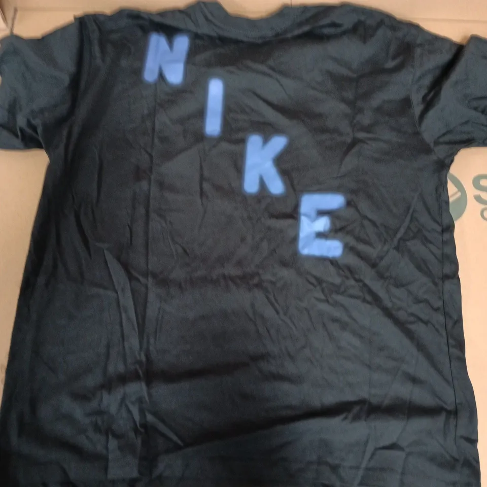 NIKE THE NIKE TEE BACKPRINT T-SHIRT IN BLACK - LARGE