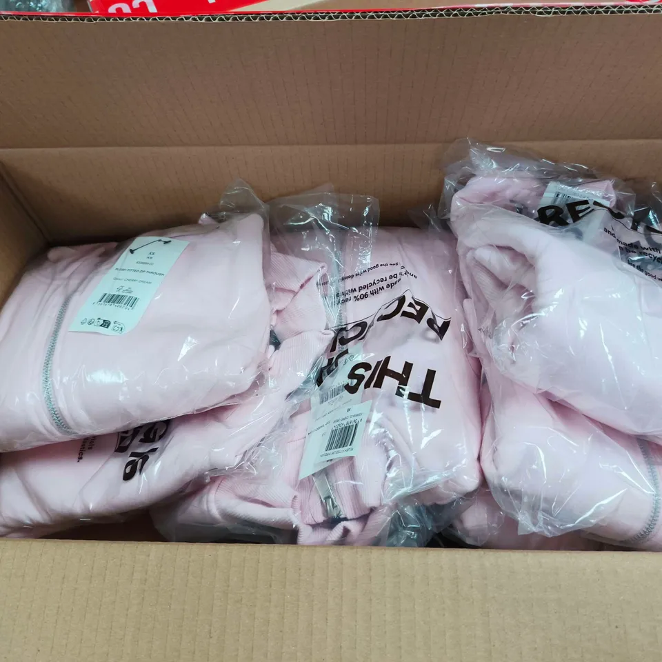 APPROXIMATELY 9 ASSORTED CLOTHING ITEMS IN VARIOUS SIZES, COLOURS & STYLES TO INCLUDE PLUSH FITTED ZIP THROUGH, PLUSH PREMIUM GRAPHIC HOODIE, ETC