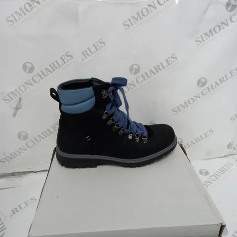 BOXED PAIR OF ADESSO WATERPROOF WALKING BOOTS SIZE 5