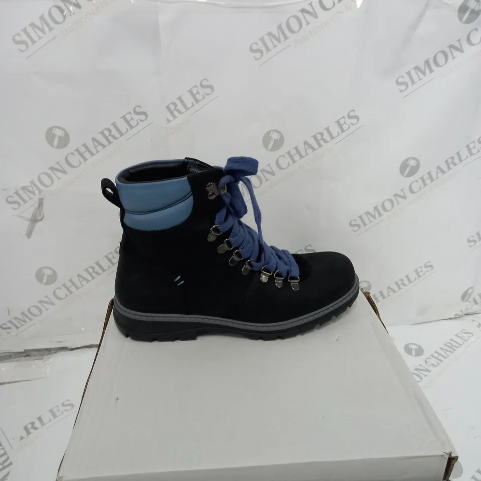 BOXED PAIR OF ADESSO WATERPROOF WALKING BOOTS SIZE 5