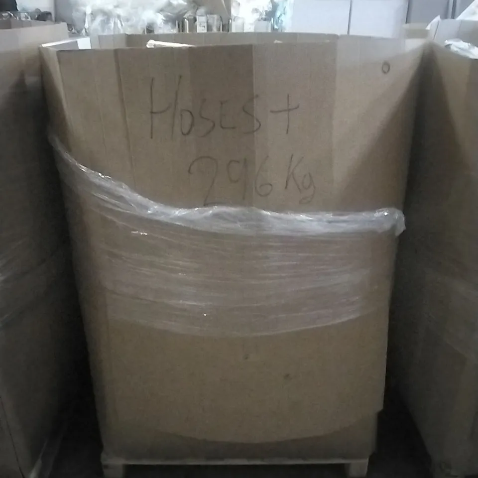 A PALLET CONTAINING A LARGE QUANTITY OF ASSORTED GARDEN HOSES, SWIMMING PRODUCTS SUCH AS SWIMMING POOLS AND FLOATS ETC