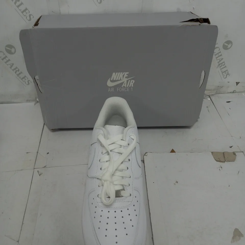 BOXED PAIR OF NIKE AIR FORCE 1 WHITE SIZE UK 9.5 