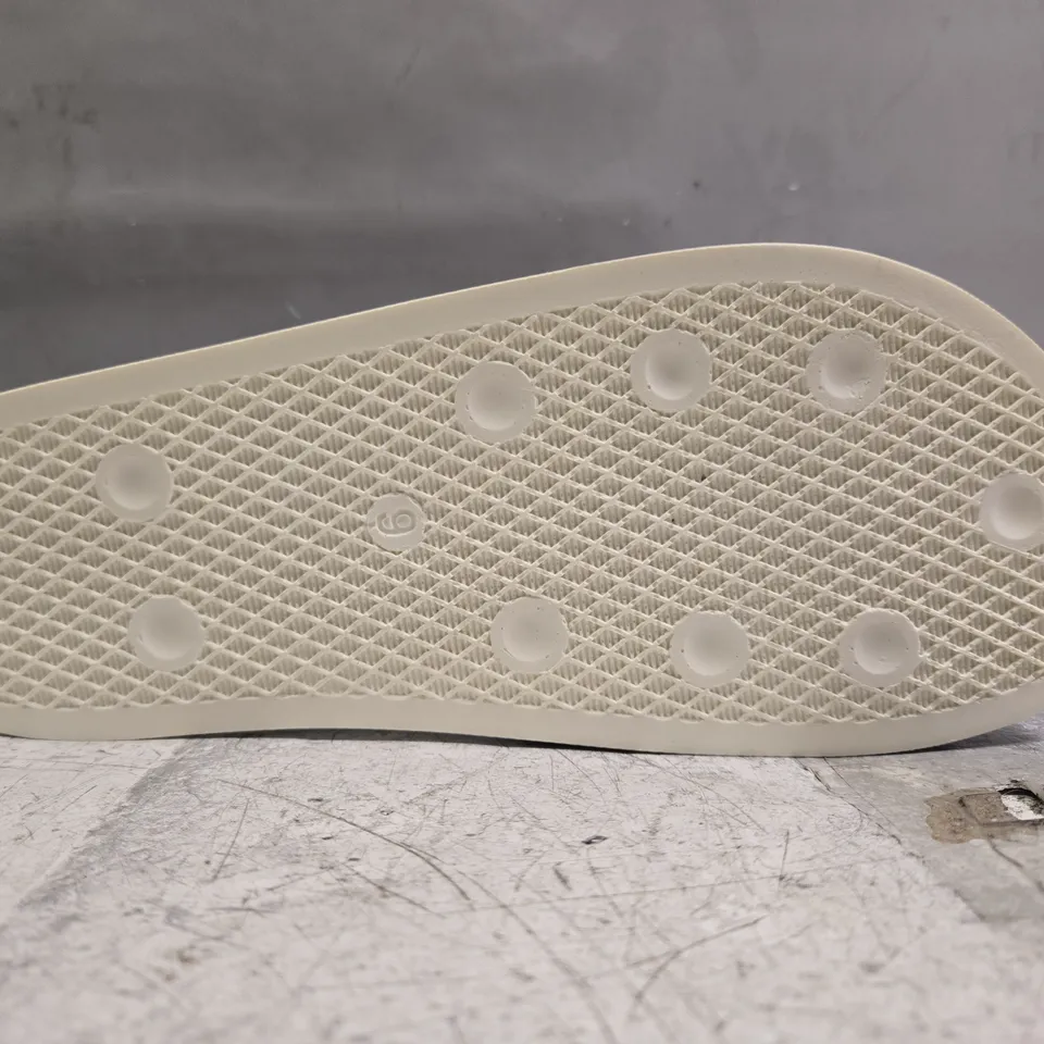 BOXED PAIR OF ADIDAS ADILETTE SLIDERS IN CREAM/BROWN SIZE UK 9