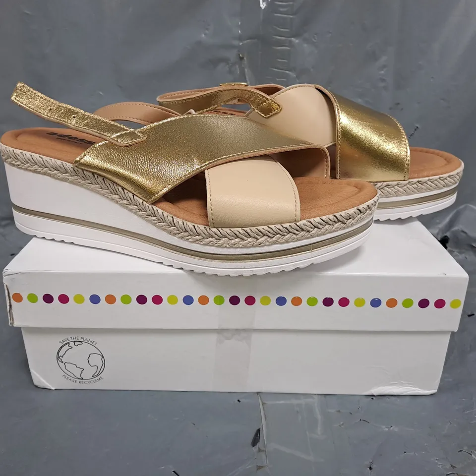 BOXED PAIR OF ADESSO SANDALS IN CHAMPAGNE SIZE 7