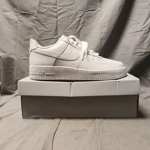 BOXED PAIR OF NIKE AIR FORCE 1 '07 SHOES IN WHITE SIZE UK 11