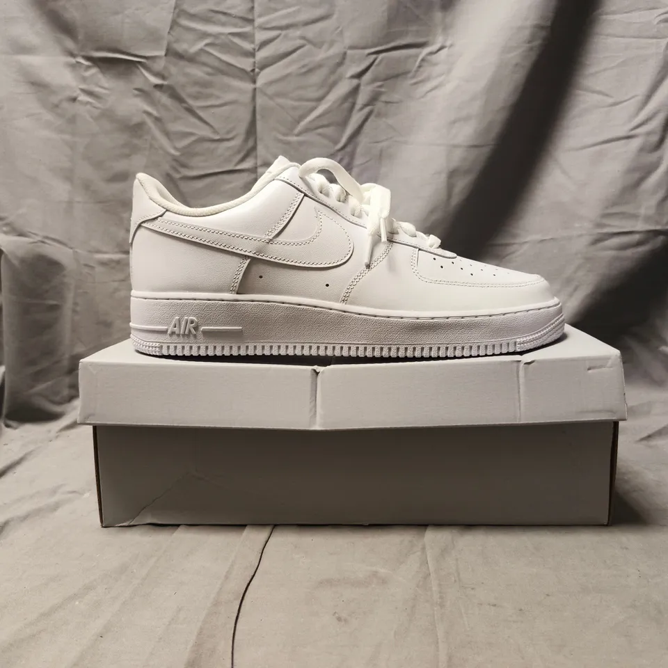 BOXED PAIR OF NIKE AIR FORCE 1 '07 SHOES IN WHITE SIZE UK 11