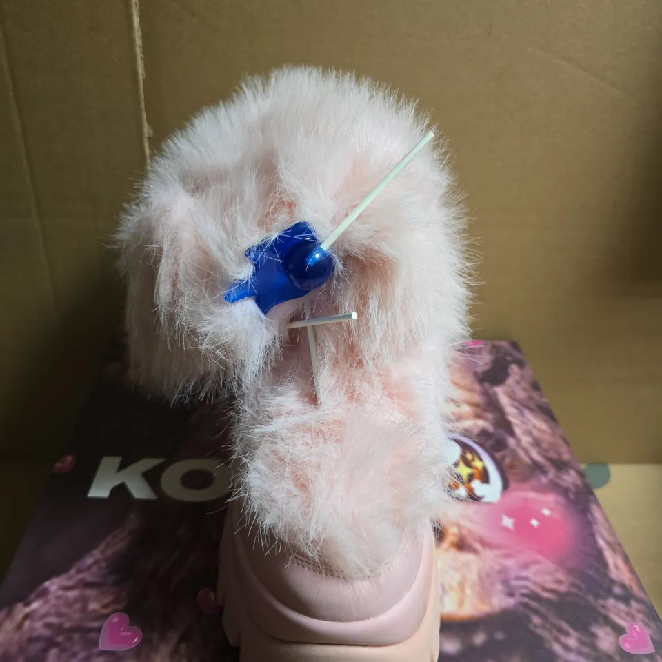 BOXED PAIR OF KOI HAIRY LOLLIPOP SNOW BOOTS - UK SIZE 5