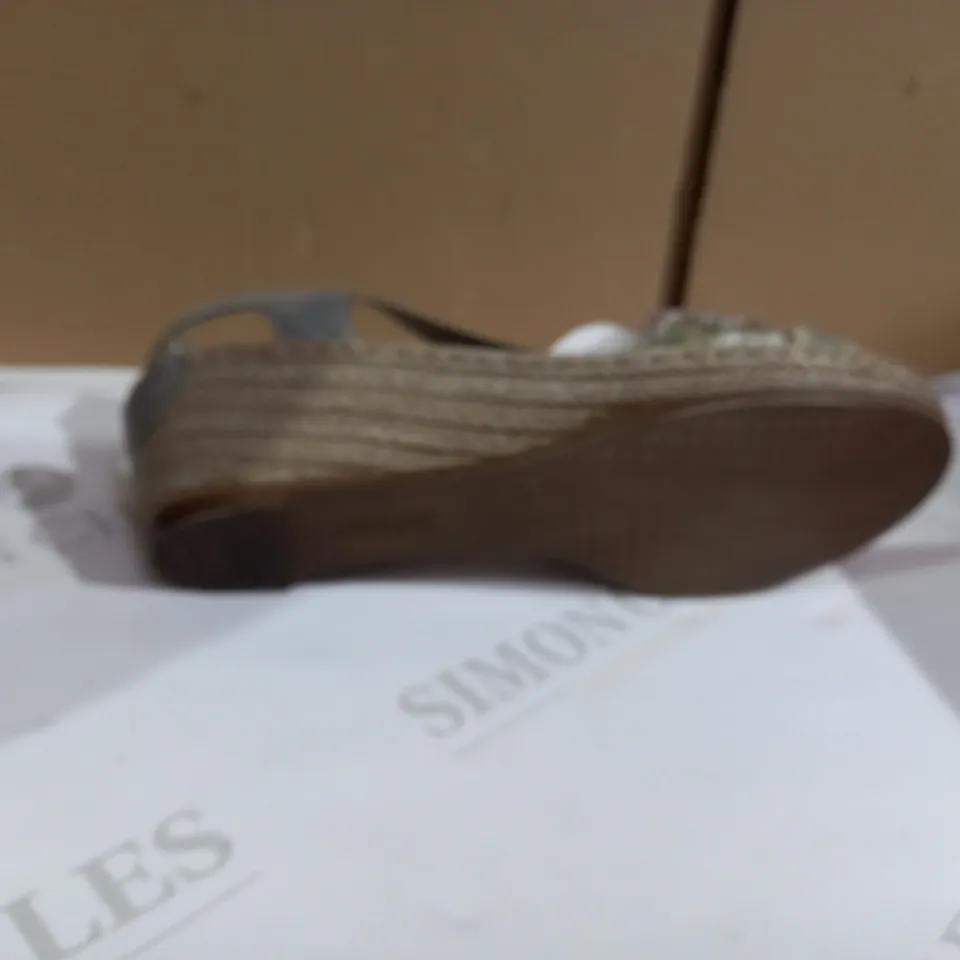 RIEKER GREY SANDALS SIZE 4