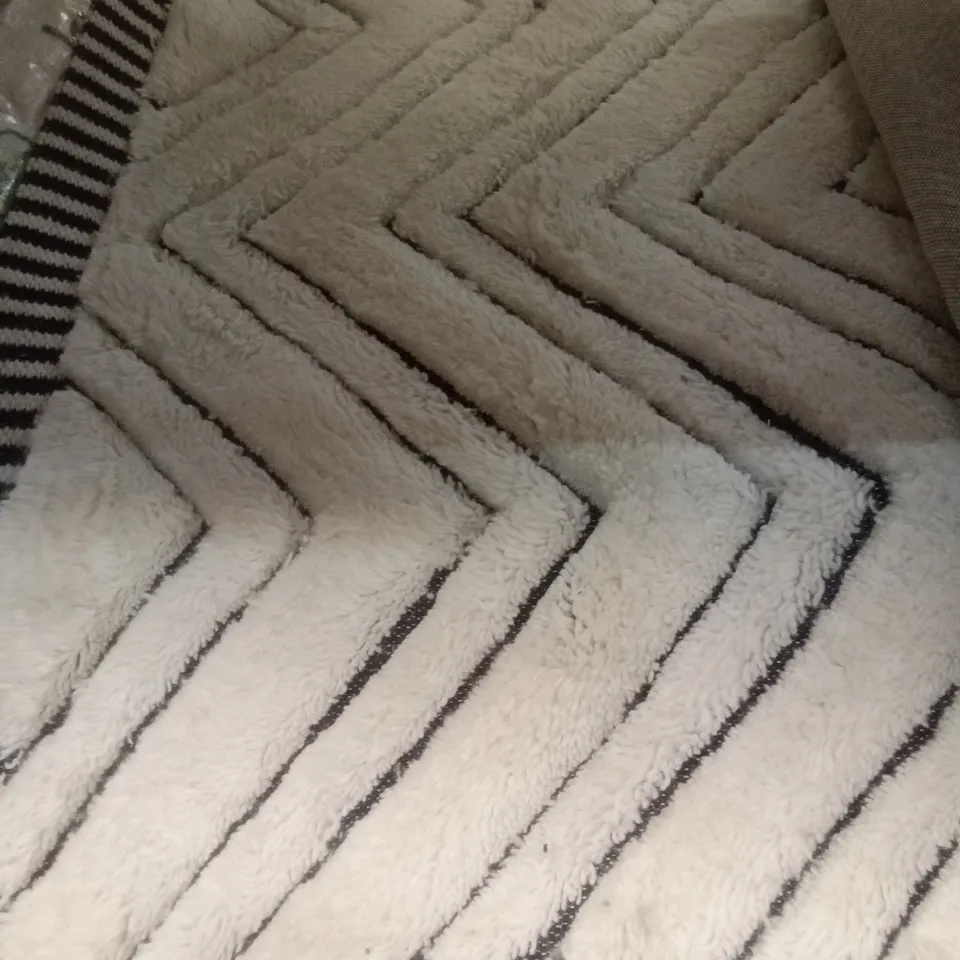 PARQUE MOROCCON HANDMADE HANDWOVEN RUG 165X80CM